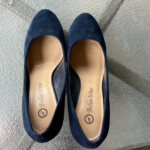 Suede block heeled Bella Vita pumps in EUC - Picture 4 of 9